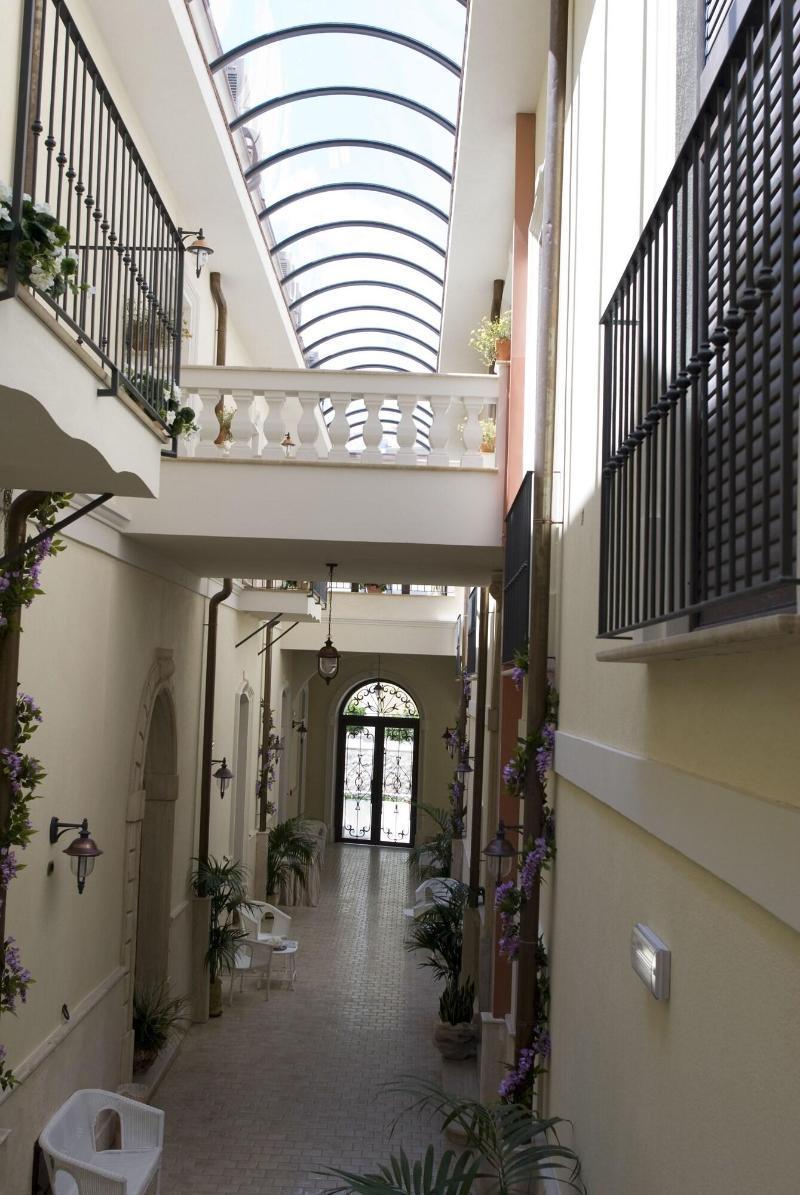 Palazzo Reginella Aparthotel Bovalino Marina Eksteriør bilde
